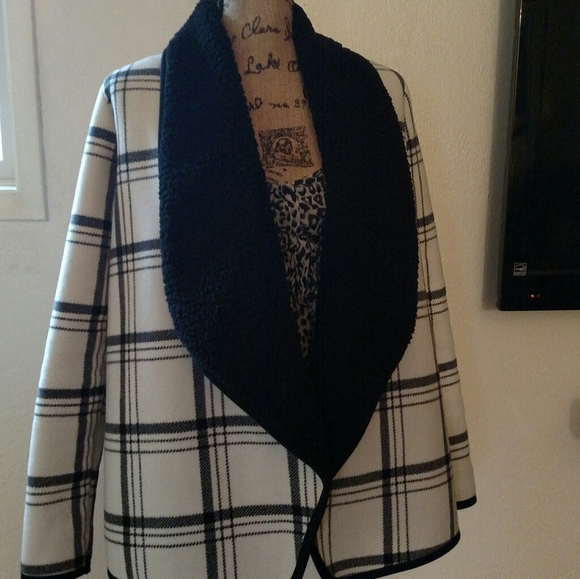Soft  Black and White Jacket , size Small - Picture 3 of 8